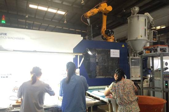 外媒头条：中国劳动力短缺机器人成新宠